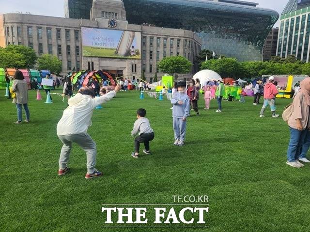 서울광장에서 아이들이 줄넘기를 하는 모습. /장혜승 기자