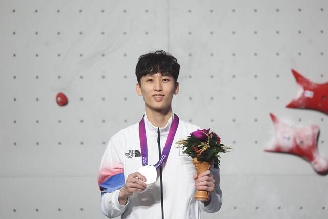 한국 스포츠클라이밍 국가대표 이도현이 항저우 아시안게임 스포츠클라이밍 남자 콤바인 은메달을 획득했다. /뉴시스