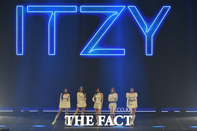 2022년 10월 8일 오후 서울 송파구 방이동 KSPO DOME(올림픽 체조경기장)에서 열린 2022 더팩트 뮤직 어워즈에 출연한 그룹 ITZY가 화려한 무대를 펼치고 있다. /남윤호 기자
