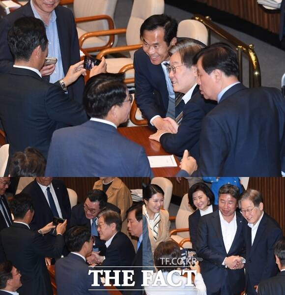 이재명 더불어민주당 대표가 6일 오후 서울 여의도 국회 본회의장을 찾아 의원들과 인사를 나누며 기념촬영하고 있다. /국회=이새롬 기자