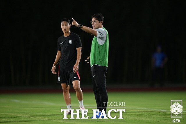 지난해 6월 U-23 아시안컵 8강전에서 이강인 홍현석 조영욱이 뛰고도 일본에 0-3으로 완패한 한국의 황선홍 감독(오른쪽)은 일본과 금메달 매치에서의 승리로 복수를 벼르고 있다./KFA