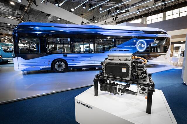 현대자동차가 6일(현지시각) 개최된 세계 최대 규모의 버스 박람회인 버스월드 2023에서 이베코그룹 산하의 버스 브랜드 이베코버스와 함께 E-WAY H2를 세계 최초로 공개했다./현대자동차