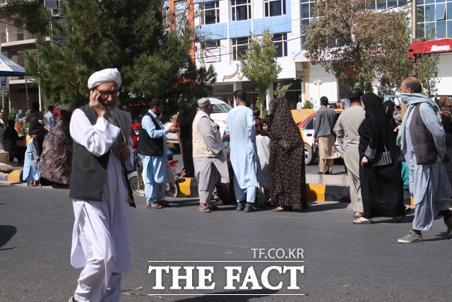 아프가니스탄 헤라트 지역을 뒤흔든 지진이 발생한 후 주민들이 거리로 나와 있다. /헤라트=신화.뉴시스