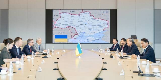 최정우 포스코그룹 회장은 지난 6일 포스코센터를 방문한 우크라이나 의원단과 우크라이나 재건 사업 협력 방안에 대해 논의했다. /포스코그룹