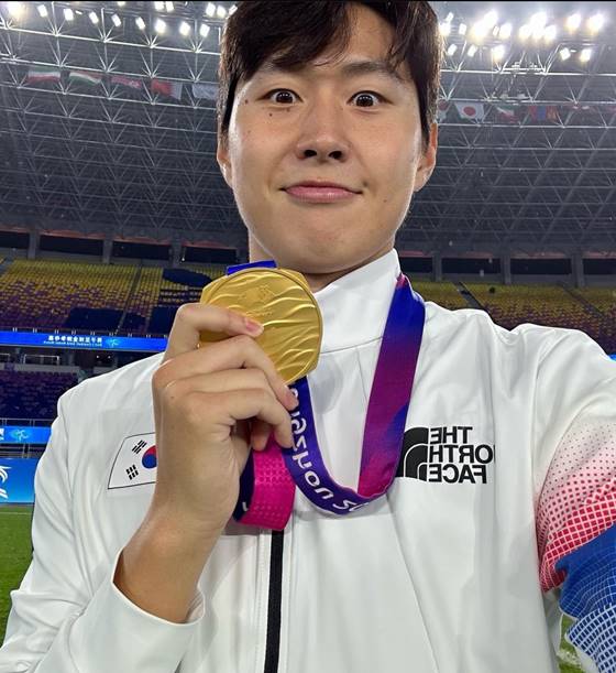 이강인은 2022 항저우 아시안게임 우승 후 자신의 SNS에 금메달을 들고 웃는 사진을 올렸다. /이강인 SNS