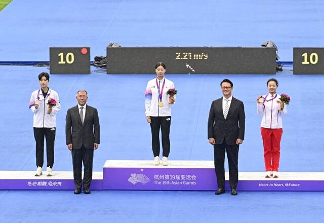 정의선 회장이 아시아양궁연맹 회장 자격으로 리커브 종목 남·여 개인전 시상을 직접 하며 메달을 획득한 대표 선수들을 격려했다. /대한양궁혀뵈