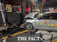  부산서 택시 연쇄 충돌…건물 외벽 충격 후 도시가스 누출도