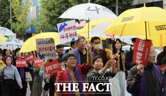 시국기도회를 마친 100여 명의 신도들은 윤석열 탄핵과 후쿠시마 핵오염수 방출 중지를 외치며 행진했다/ 광주 = 나윤상 기자