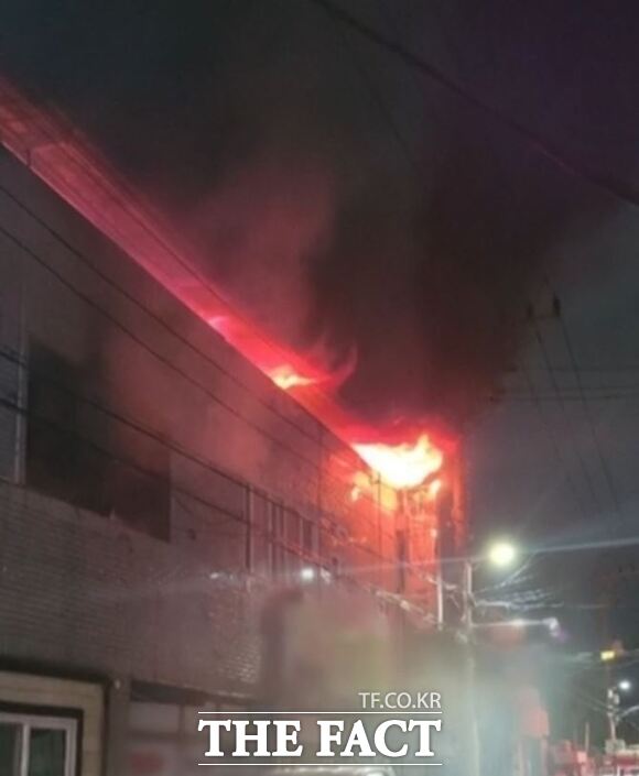 9일 포항의 한 상가주택 2층에서 불이 나 소방대원들이 진화 중이다./경북소방본부