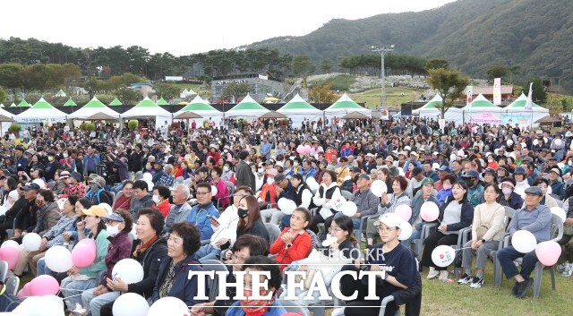 트로트가수 장민호와 김다현, 7080 감성음악의 대표가수 박강성 등의 축하공연과 화려한 불꽃놀이로 본격적인 개막을 알렸으며 관광객들은 아름다운 풍경을 배경으로 한 가수들의 노래를 들으며 가을의 정취를 즐겼다. / 정읍시