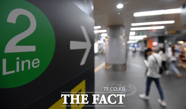 서울 지하철 2호선 신림역 인근에서 가스가 유출돼 지하철이 무정차 통과하는 일이 발생했다. 사진은 기사와 무관. /남용희 기자