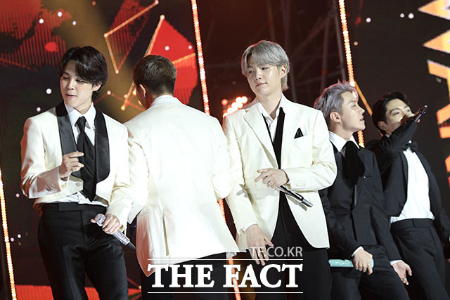 K팝 외교관 그룹 방탄소년단(BTS)이 10일 오후 2023 더팩트 뮤직 어워즈(THE FACT MUSIC AWARDS, TMA)에서 베스트뮤직 여름 부문을 수상했다. 사진은 2021년 2021 TMA에서 대상을 차지한 뒤 앙코르 공연을 하는 그룹 BTS의 모습. /더팩트 DB