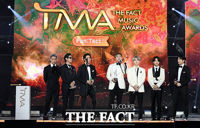 K팝 외교관 그룹 방탄소년단(BTS)이 10일 오후 2023 더팩트 뮤직 어워즈(THE FACT MUSIC AWARDS, TMA)에서 베스트뮤직 여름 부문을 수상했다. 사진은 2021년 2021 TMA에서 대상을 수상한 그룹 BTS의 모습. /더팩트 DB