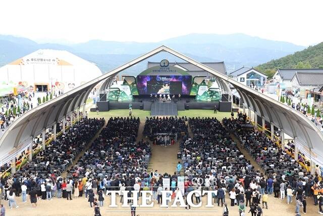 2023산청세계전통의약항노화엑스포 메인무대 공연 관람인파/산청세계전통의약항노화엑스포조직위