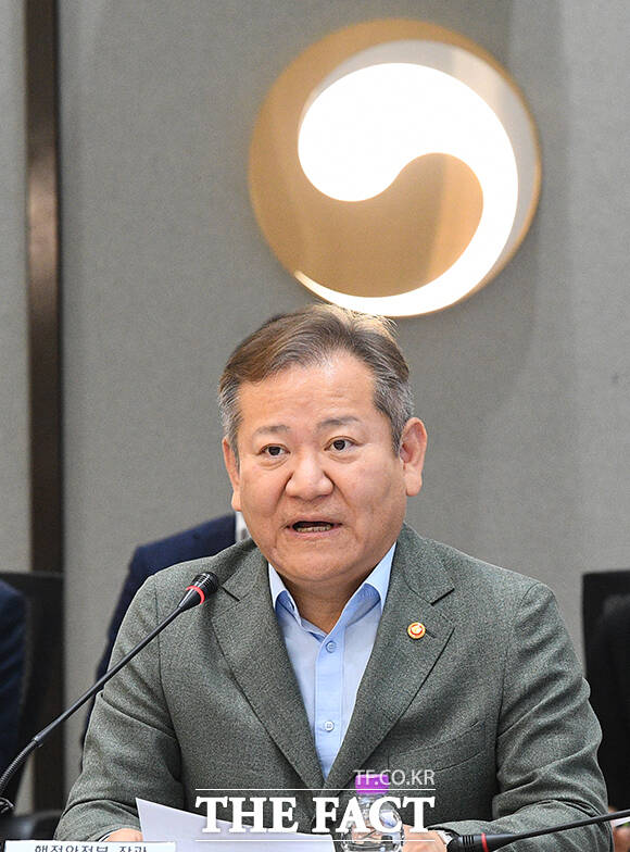 이상민 행정안전부 장관은 10일 정부세종청사에서 열린 국회 행정안전위원회 국정감사에서 국무위원 탄핵에 대해 저에 대한 당부당(當不當·옳고 그름)을 떠나 탄핵으로 무조건 권한 정지되는 부분에 대해서는 추후 한번 검토해볼 필요는 있을 것 같다고 말했다. 사진은 이 장관이 지난 7일 오후 출입기자단 간담회에서 발언하는 모습. / 이동률 기자