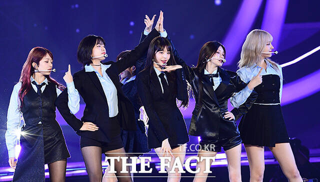 아티스트와 팬이 함께 만들고 즐기는 K-POP 축제 2023 더팩트 뮤직 어워즈가 10일 오후 인천 남동구 수산동 인천남동체육관에서 화려한 막을 올린 가운데 그룹 아이브가 화려한 무대를 펼치고 있다. /인천남동체육관=이동률 기자