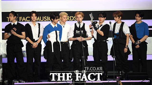 아티스트와 팬이 함께 만들고 즐기는 K-POP 축제 2023 더팩트 뮤직 어워즈가 10일 오후 인천 남동구 수산동 인천남동체육관에서 화려한 막을 올린 가운데 스트레이 키즈의 리더 방찬이 포스타상 수상 소감을 말하고 있다. /인천남동체육관=임영무 기자