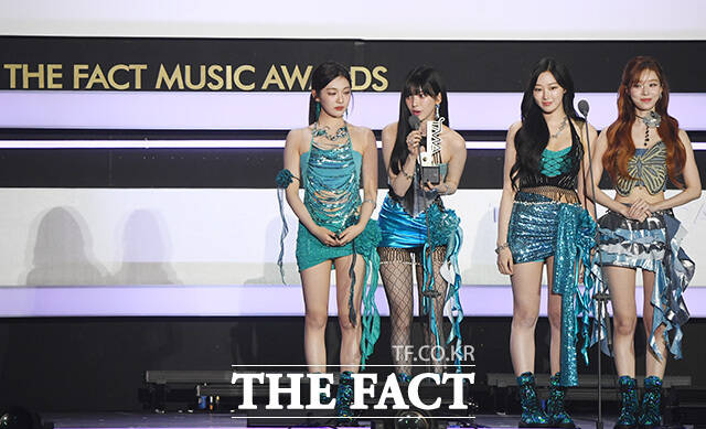 아티스트와 팬이 함께 만들고 즐기는 K-POP 축제 2023 더팩트 뮤직 어워즈가 10일 오후 인천 남동구 수산동 인천남동체육관에서 화려한 막을 올린 가운데 그룹 에스파가 월드와이드 아이콘상을 수상한 후 소감을 밝히고 있다. /인천남동체육관=장윤석 인턴기자