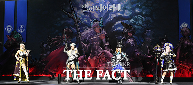 지난해 11월 17일 부산 해운대구 벡스코에서 지스타 2022가 열린 가운데 별이되어라2: 베다의 기사들 부스에서 코스튬 행사가 펼쳐지고 있다. /부산=이동률 기자