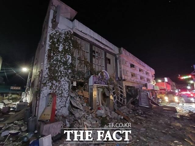 10일 오전 4시 18분께 충남 서산 한 상가건물 1층에서 폭발사고가 났다. / 서산소방서
