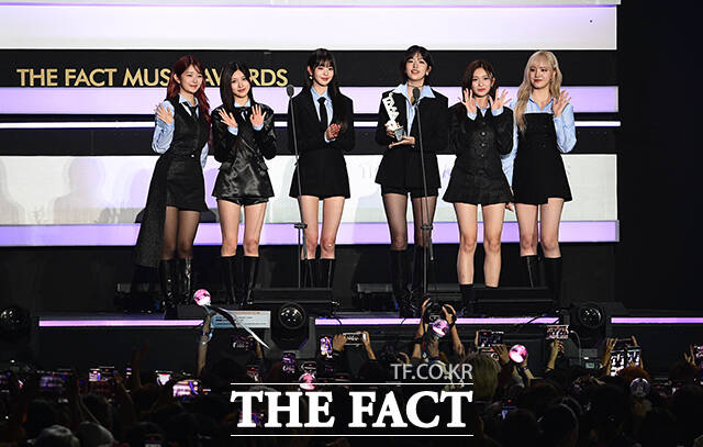 아티스트와 팬이 함께 만들고 즐기는 K-POP 축제 2023 더팩트 뮤직 어워즈가 10일 오후 인천 남동구 수산동 인천남동체육관에서 화려한 막을 올린 가운데 그룹 아이브가 올해의 아티스트 상을 수상한 뒤 소감을 밝히고 있다. /인천남동체육관=이동률 기자
