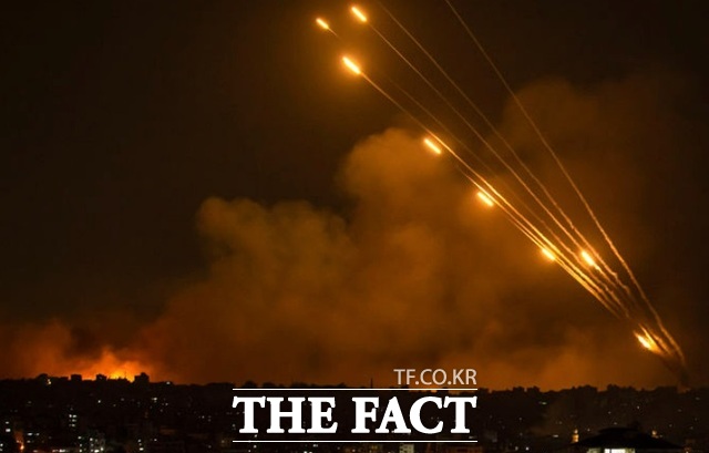 8일(현지시각) 팔레스타인 가자지구에서 이스라엘을 향해 로켓들이 발사되고 있다. 팔레스타인 무장세력 하마스의 이스라엘 공격으로 촉발된 전쟁으로 10일까지 사망자 수가 1500명이 넘는 것으로 알려졌다. /AP·뉴시스