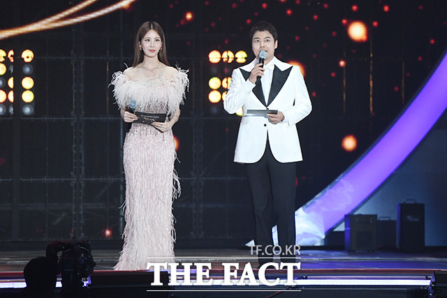 아티스트와 팬이 함께 만들고 즐기는 K-POP 축제 2023 더팩트 뮤직 어워즈가 10일 오후 인천 남동구 수산동 인천남동체육관에서 화려한 막을 올린 가운데 가수 서현(왼쪽)과 방송인 전현무가 진행을 하고 있다. /인천남동체육관=장윤석 인턴기자