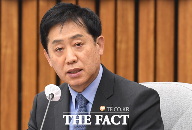 금융위원회는 10일 김주현 위원장 주재로 긴급 간부회의를 개최하고 이스라엘-하마스 간 군사적 분쟁 격화에 따른 시장 영향과 대응 방안을 논의했다고 밝혔다. 사진은 김주현 금융위원장. /더팩트 DB