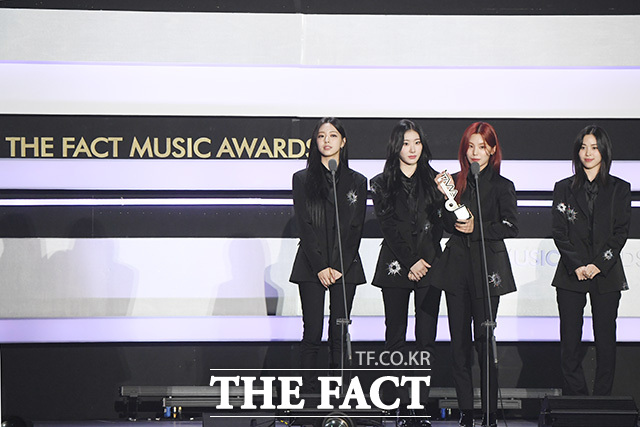 아티스트와 팬이 함께 만들고 즐기는 K-POP 축제 2023 더팩트 뮤직 어워즈가 10일 오후 인천 남동구 수산동 인천남동체육관에서 화려한 막을 올린 가운데 그룹 있지가 올해의 아티스트상을 수상한 후 소감을 밝히고 있다. /인천남동체육관=장윤석 인턴기자