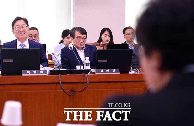 박범계 더불어민주당 의원(왼쪽)과 김의겸 의원이 박 의원의 장관 재직 시절 출장비 의혹 질의하는 조수진 국민의힘 의원을 바라보고 있다.
