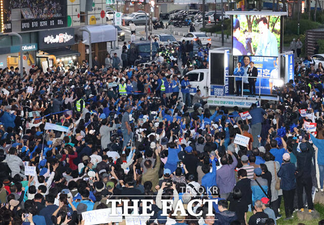 10·11 서울 강서구청장 보궐선거 투표날 오전 9시 기준 투표율은 4.8%로 집계됐다. 단식 농성으로 인한 건강 악화로 병원 치료를 받았던 이재명 대표가 9일 퇴원후 오후 발산역에서 진교훈 후보 집중유세에 참석해 지원유세를 하고있다. /더팩트 DB