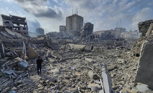 10일(현지시간) 팔레스타인 가자지구에서 팔레스타인 주민들이 이스라엘의 공습으로 파괴된 건물 잔해를 살피고 있다. /가자지구=AP.뉴시스