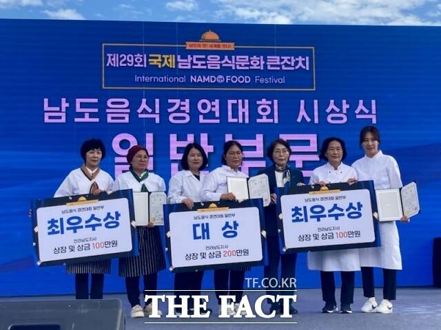 전남 구례군은 6일부터 8일까지 ‘남도의 맛! 세계를 잇다!’라는 주제로 여수 세계박람회장에서 열린 제29회 국제남도음식문화큰잔치 남도음식 경연대회 부문에서 대상을 수상했다고 11일 밝혔다./구례군