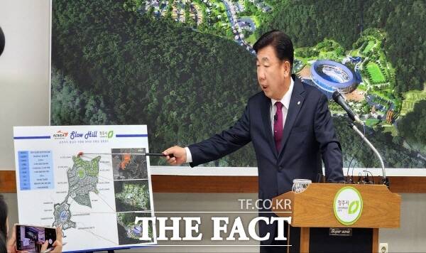 이범석 청주시장이 11일 오후 언론 브리핑을 통해 1000억원 규모의 캠핑랜드 민간투자 유치에 대해 설명하고 있다. /청주=이주현 기자