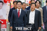  '여유로운 미소' 보이는 김태우 후보 [TF사진관]