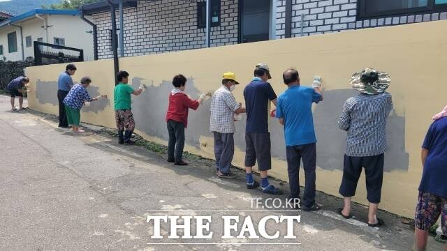 전남 구례군은 전남도의 핵심 시책인 청정전남 으뜸마을 만들기 사업으로 구례군 사업대상지 135개 마을이 안전하고 아름다운 명품 마을 만들기에 박차를 가하고 있다고 12일 밝혔다./구례군