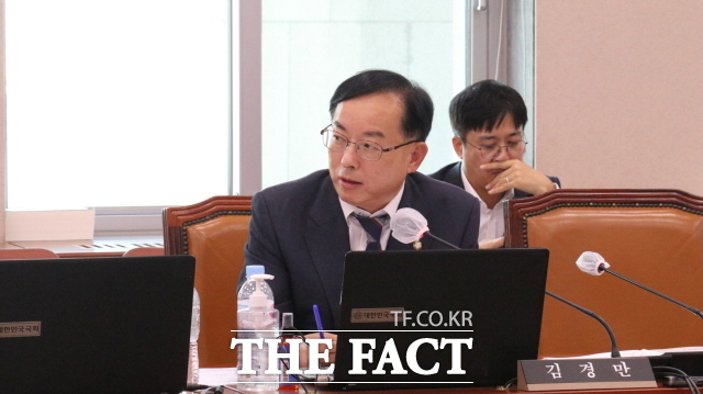 더물어민주당 김경만 의원이 11일 국감에서 10년 동안 지역신보에 출연해 2.4조원 영업이익을 챙긴 은행의 신보 법정출연요율은 0.04%에 불과해 2배이상 상향조정해야 한다고 촉구했다./김경만 페이스북
