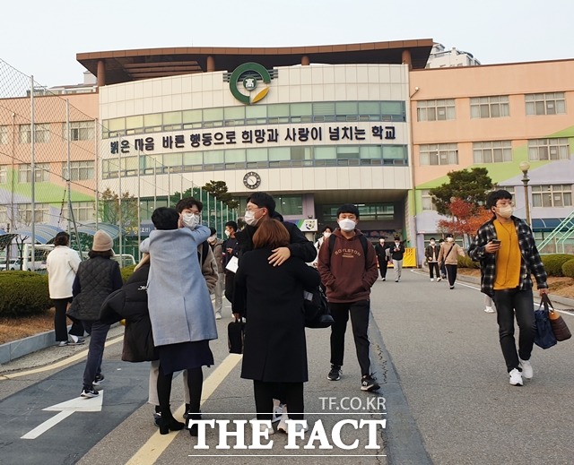 충남도교육청이 오는 2026년까지 초등·중학교 학급당 학생 수를 28명으로 감축한다. / 더팩트DB