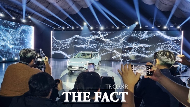 기아가 12일 경기도 여주시에 위치한 마임비전빌리지에서 개최한 2023 기아 EV 데이에서 전기차의 대중화를 선도할 글로벌 준중형 전동화 SUV EV5를 국내에 처음으로 공개했다. /허주열 기자