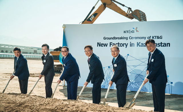 백복인 KT&G 사장(오른쪽 세 번째)과 관계자들이 지난 11일 카자흐스탄 신공장 착공식에서 기념 사진을 촬영하고 있다. /KT&G