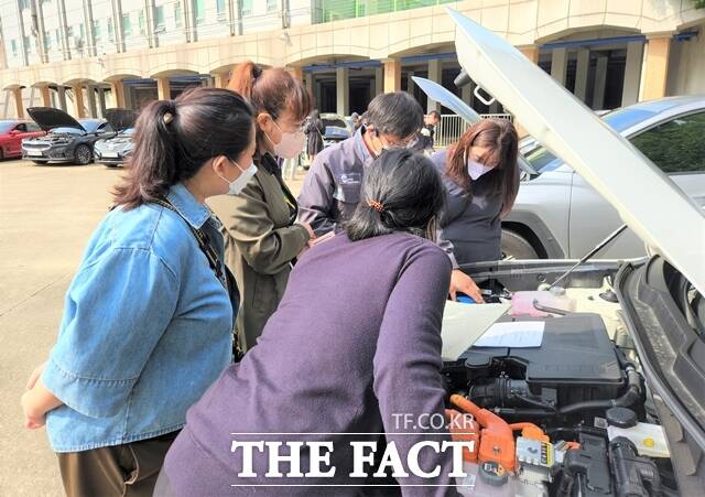 서울 영등포구(구청장 최호권)는 18일부터 19일까지 지역 내 여성 운전자 50명을 대상으로 여성 운전자 자동차 정비교실을 운영한다. 자동차 정비교실에 참여한 수강생들. /영등포구