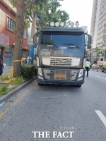  덤프트럭 신호 대기 중 오토바이 덮쳐…1명 숨져