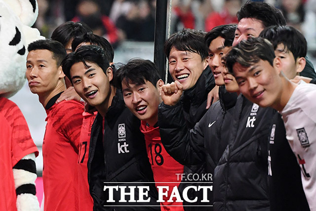 환하게 웃는 대한민국 대표팀 선수단.