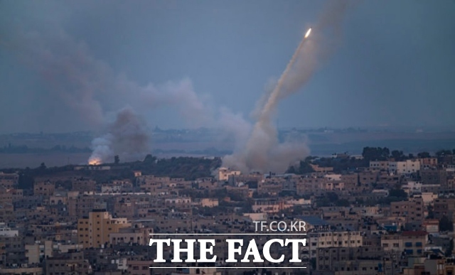 11일(현지시간) 팔레스타인 가자지구에서 로켓이 이스라엘을 향해 발사되고 있다. /AP=뉴시스