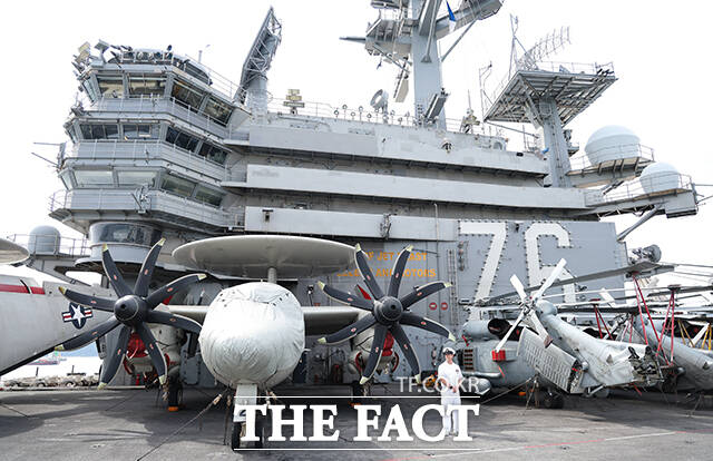 13일 오후 부산작전기지에 입항해 있는 로널드 레이건함(CVN-76) 갑판에 E-2D 조기경보기와 MH-60 시호크 헬기가 탑재돼 있다. /사진공동취재단