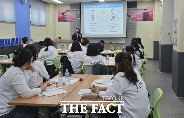 전북 정읍시 취업중개센터는 13일 동학농민혁명기념공원 교육관에서 구직자 40여명을 대상으로 취업 캠프를 개최했다. / 정읍시