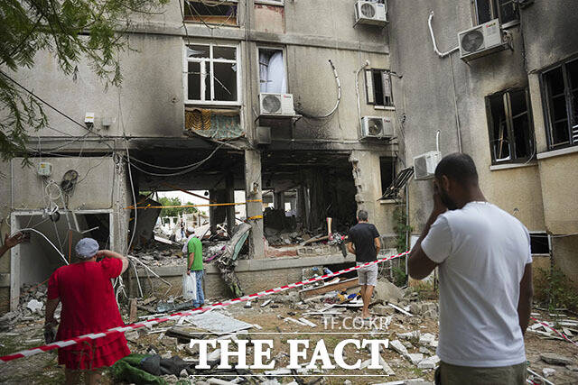 이란이 이스라엘을 향해 팔레스타인 가자지구에서 군사작전을 멈추지 않는다면 상황이 통제 불능이 될 것이라고 경고했다. 사진은 공습을 받은 후 무너진 건물의 모습. /AP=뉴시스