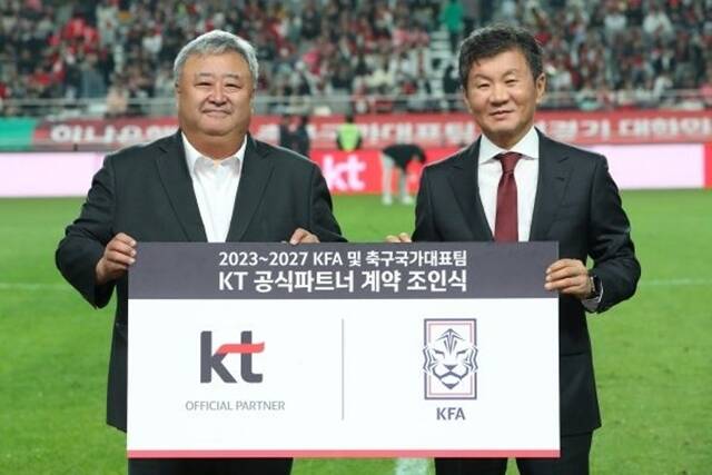 KT가 대한민국 축구 국가대표팀, 대한축구협회의 공식 파트너 관계를 연장했다. /KT