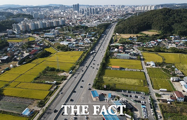 15일 전국 고속도로 총차량 대수는 467만 대로 예상된다. 임시공휴일인 지난 2일 오전 충남 천안시 천안삼거리휴게소 부근 경부고속도로가 원활한 흐름을 보이고 있다. /천안=박헌우 기자