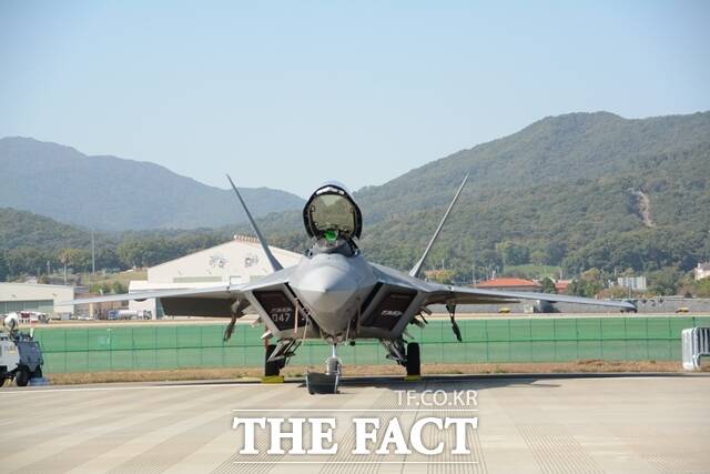 세계 최강 전투기로 불리는 미국 공군 F-22 랩터의 정면 모습. /김태환 기자